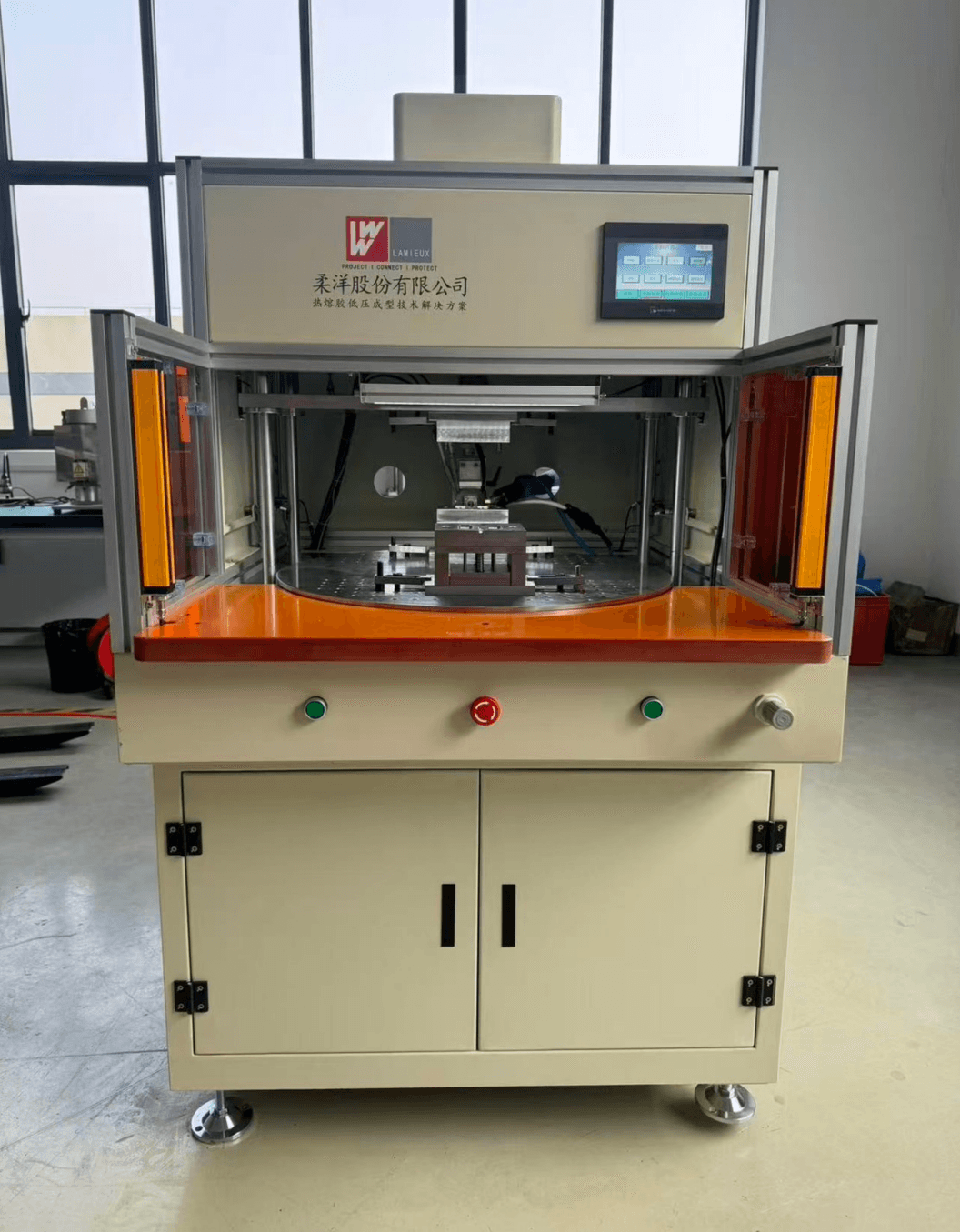 Lamieux molding machine