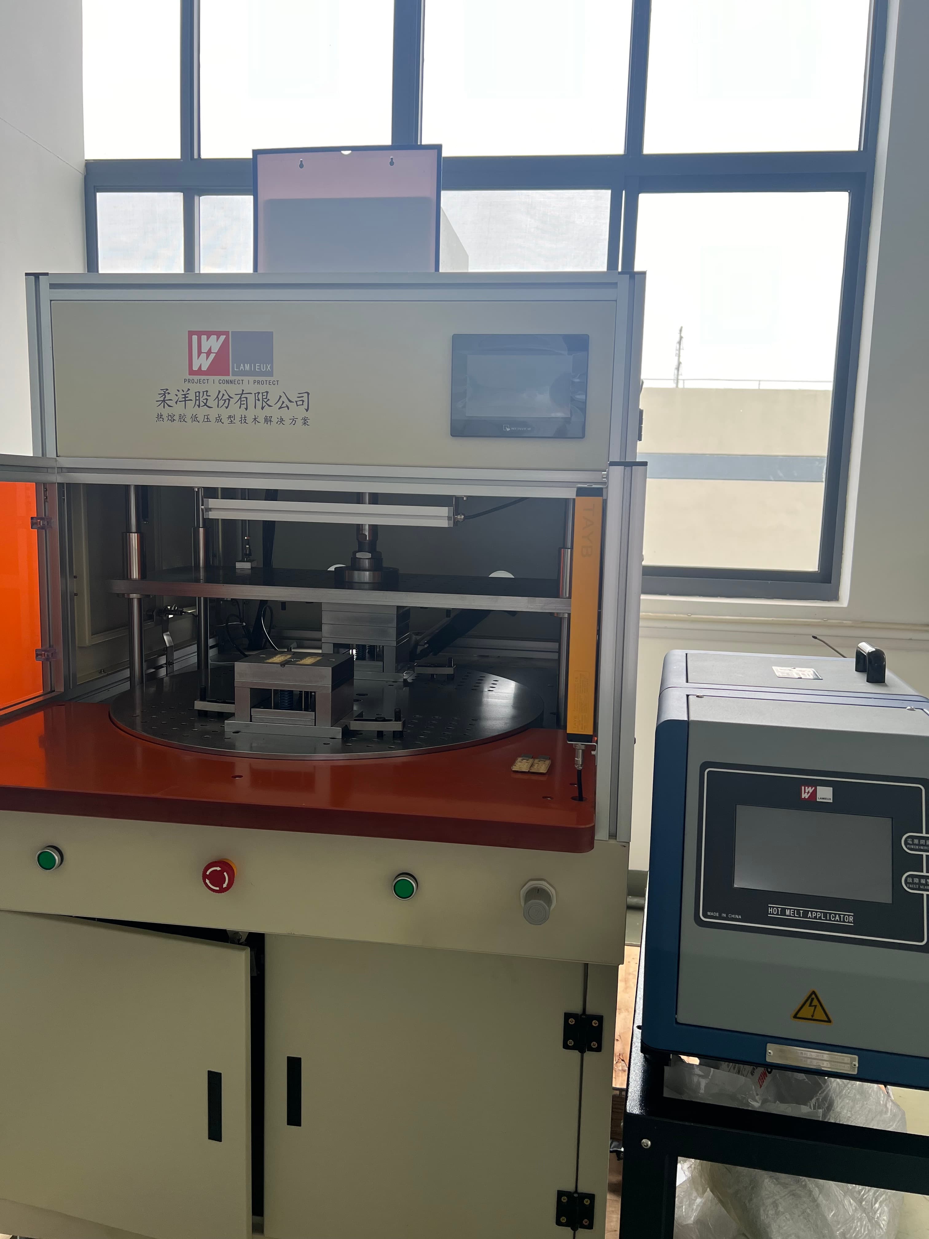 Lamieux molding machine